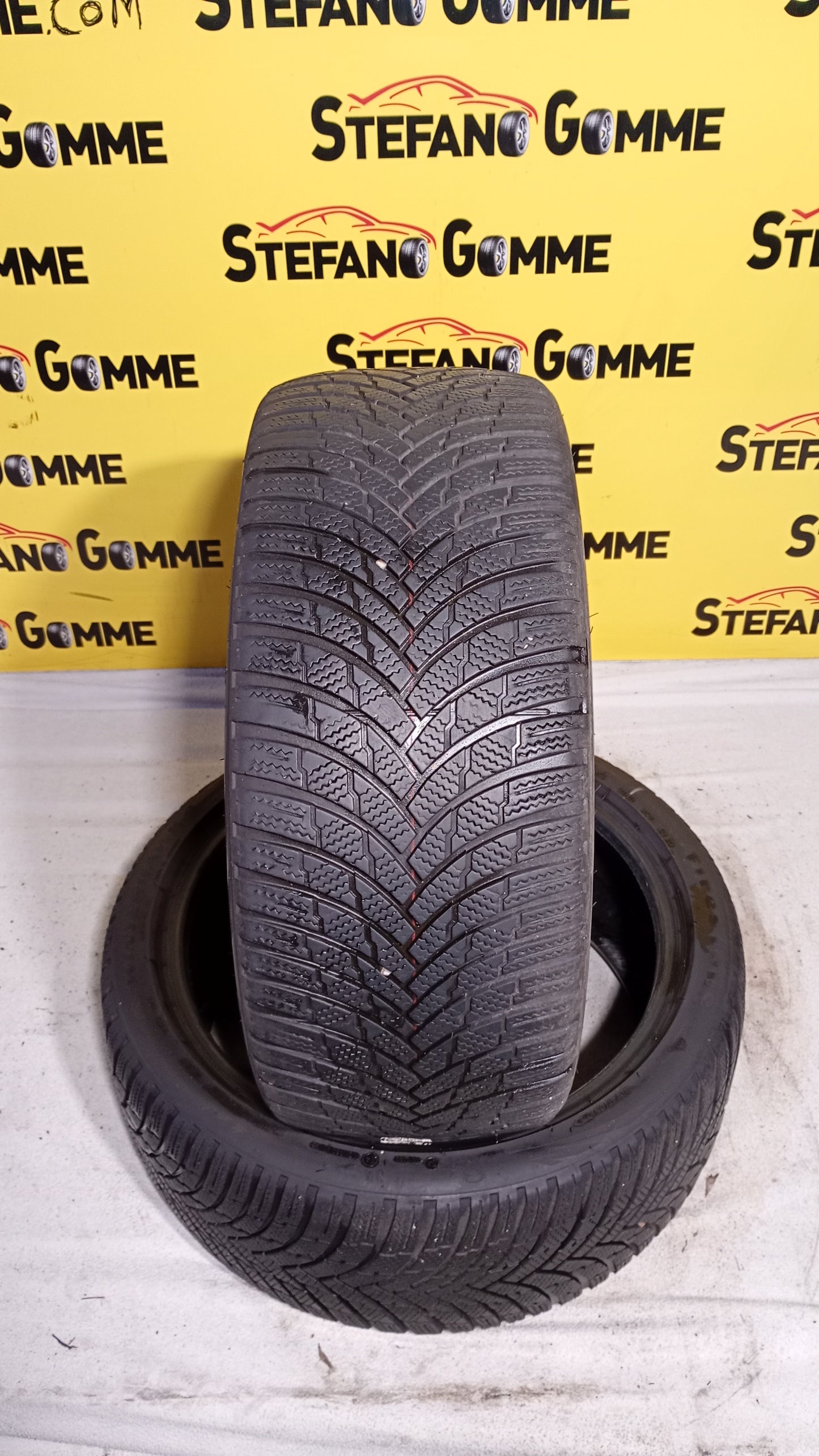 Firestone 235 40 18 96v