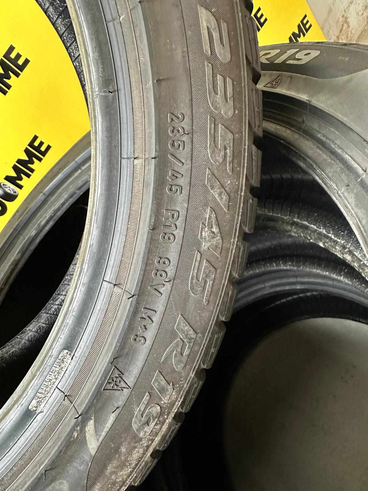 Pirelli 235 45 19 99v
