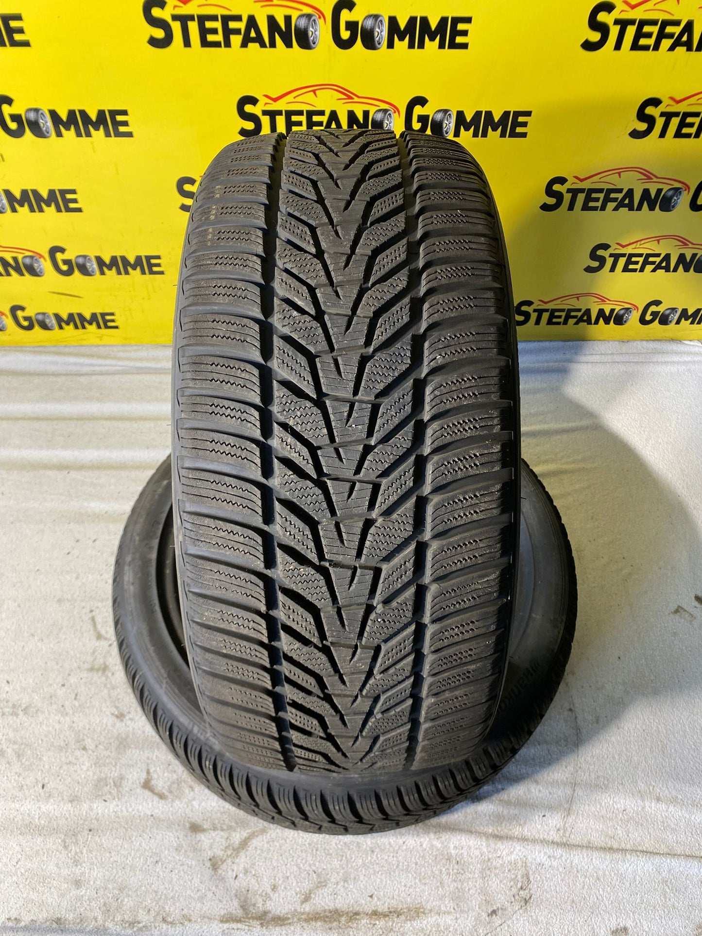 Hankook 255 40 19 100v